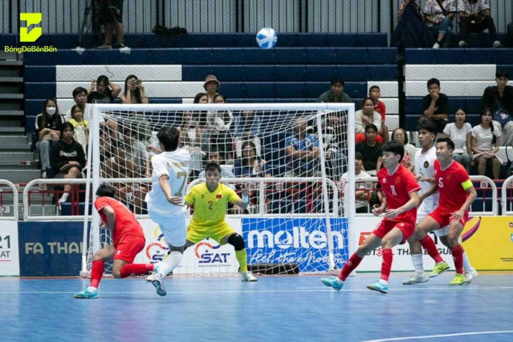 Luật chuyền về cho thủ môn futsal mà mọi cầu thủ cần biết